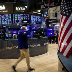 S&P 500 và Nasdaq phục hồi, giá dầu bật tăng hơn 3%