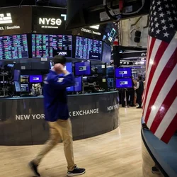 S&P 500 và Nasdaq phục hồi, giá dầu bật tăng hơn 3%