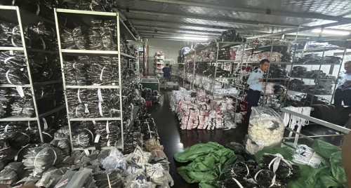 Triệt phá cơ sở sản xuất, thu giữ hàng chục nghìn sản phẩm quần áo thể thao giả mạo nhãn hiệu Yonex