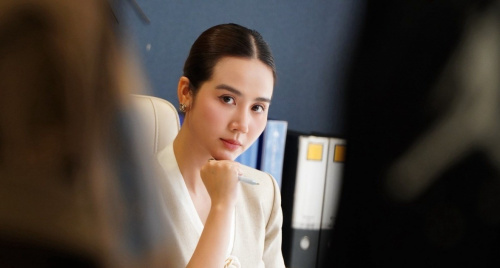 Huyền Lizzie trong phim "Cách em 1 Milimet": Mẹ đơn thân xinh đẹp tuổi 35, tay chơi hàng hiệu khét tiếng