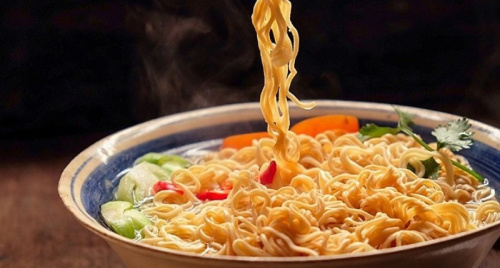 91% du khách Việt mang theo mì gói, muối chấm hoặc gia vị nêm sẵn khi đi du lịch