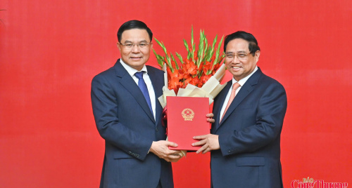 Công bố và trao Quyết định giao Quyền Bộ trưởng Bộ Công Thương với đồng chí Lê Mạnh Hùng