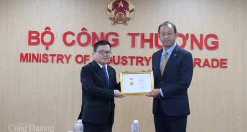 Trao tặng Kỷ niệm chương “Vì sự nghiệp phát triển ngành Công Thương Việt Nam” cho Tổng giám đốc Toyota Việt Nam