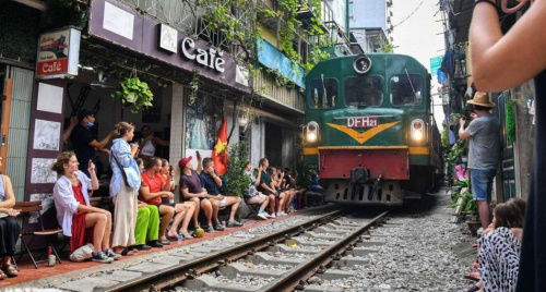 Phố cafe đường tàu Hà Nội sắp…ế khách?