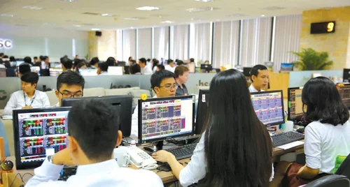 VN-Index hướng về 1.700 điểm, áp lực từ nhóm Vingroup phủ bóng thị trường