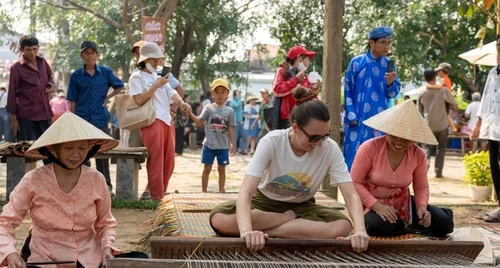 Du khách trở thành người giữ lửa và tiếp sức sinh kế cho du lịch văn hoá làng nghề