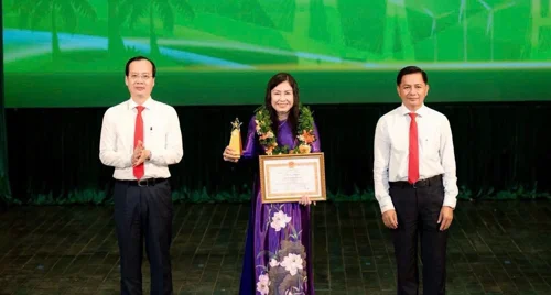 Bà Đặng Thị Trúc Lan Chi và Công ty Vĩnh Tiến được tôn vinh “Doanh nghiệp, Doanh nhân tiêu biểu” tỉnh Vĩnh Long 2026