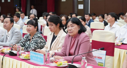 Người Trung Quốc qua Việt Nam hay mua bánh pía Sóc Trăng về làm quà