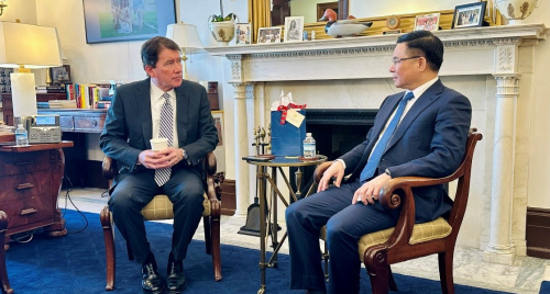 Quyền Bộ trưởng Bộ Công Thương Lê Mạnh Hùng làm việc với Thượng nghị sỹ William Bill Hagerty bên lề Vòng đàm phán thứ 6 Hiệp định Thương mại đối ứng Việt Nam – Hoa Kỳ