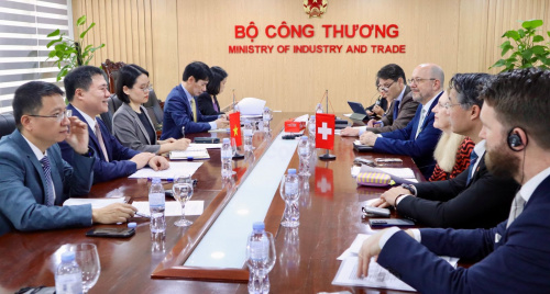 Thứ trưởng Nguyễn Sinh Nhật Tân làm việc với bà Helene Budliger Artieda, Quốc vụ khanh, Tổng cục Kinh tế Liên bang Thụy Sỹ