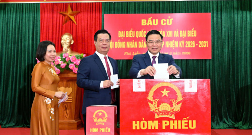 Quyền Bộ trưởng Bộ Công Thương Lê Mạnh Hùng tham gia bỏ phiếu bầu đại biểu Quốc hội khóa XVI và Hội đồng nhân dân các cấp tại TP. Hải Phòng