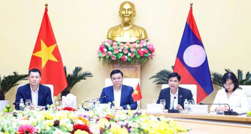 Quyền Bộ trưởng Bộ Công Thương Việt Nam Lê Mạnh Hùng làm việc với Bộ trưởng Bộ Công Thương Lào Malaithong Kommasith