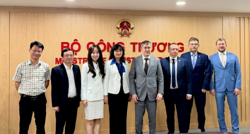 Thứ trưởng Phan Thị Thắng tiếp và làm việc với Thống đốc tỉnh Perm Krai, Liên bang Nga