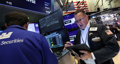 Chứng khoán Mỹ lao dốc, giá dầu tăng vọt