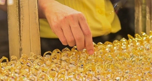 Giá vàng tăng vọt theo thế giới, nhà đầu tư đổ xô tìm “nơi trú ẩn”