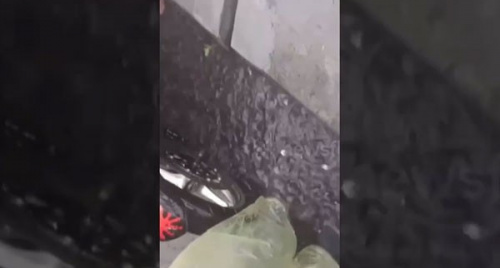 Người dân nép mình bên dải phân cách cứng để tránh cơn mưa đá đột ngột đổ xuống