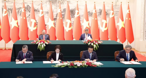 Bộ trưởng Bộ Công Thương Lê Mạnh Hùng và Bộ trưởng Bộ Thương mại Trung Quốc Vương Văn Đào ký kết văn kiện hợp tác trong lĩnh vực kinh tế thương mại