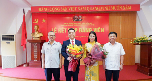 Chi bộ Văn phòng Hiệp hội Doanh nghiệp thành phố Hà Nội kết nạp hai đảng viên mới