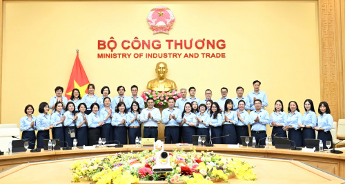 Bộ trưởng Bộ Công Thương Lê Mạnh Hùng làm việc với Vụ Kế hoạch, Tài chính và Quản lý doanh nghiệp
