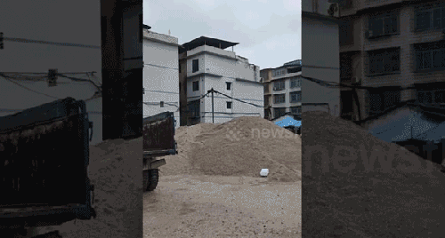Mặt đất rung chuyển, nhà 5 tầng đổ sập hoàn toàn sau trận động đất mạnh 5,2 độ richter