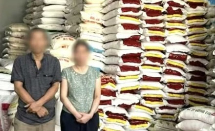 Bắt vợ chồng Giám đốc chỉ đạo nhân viên sản xuất gạo giả mạo nhiều nhãn hiệu nổi tiếng