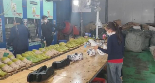 Công ty Giày dép Thắng Đạt sản xuất, buôn bán dép giả nhãn hiệu Crocs quy mô lớn