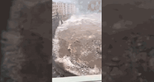 Những đợt sóng ập vào các tòa nhà, xe cộ trôi dạt trên đường phố khi bão Bavi kéo về