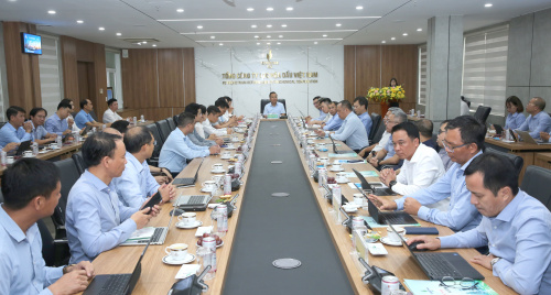 Thứ trưởng Nguyễn Hoàng Long làm việc với BSR về việc đẩy mạnh sản xuất xăng dầu, đáp ứng nhu cầu trong nước góp phần đảm bảo an ninh năng lượng quốc gia