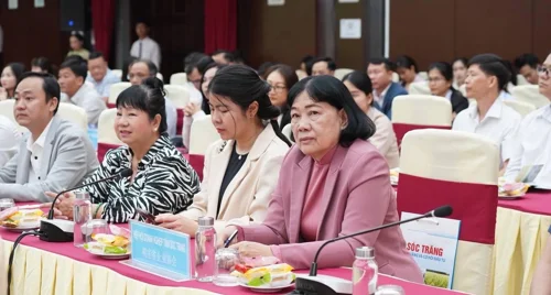 Người Trung Quốc qua Việt Nam hay mua bánh pía Sóc Trăng về làm quà