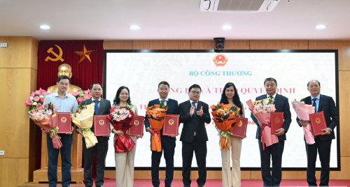 Bộ Công Thương công bố và trao các Quyết định về công tác cán bộ