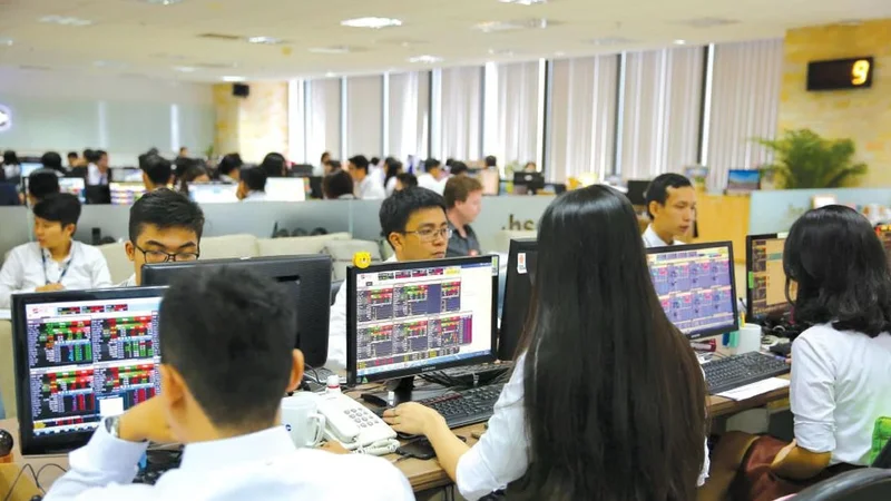 VN-Index hướng về 1.700 điểm, áp lực từ nhóm Vingroup phủ bóng thị trường