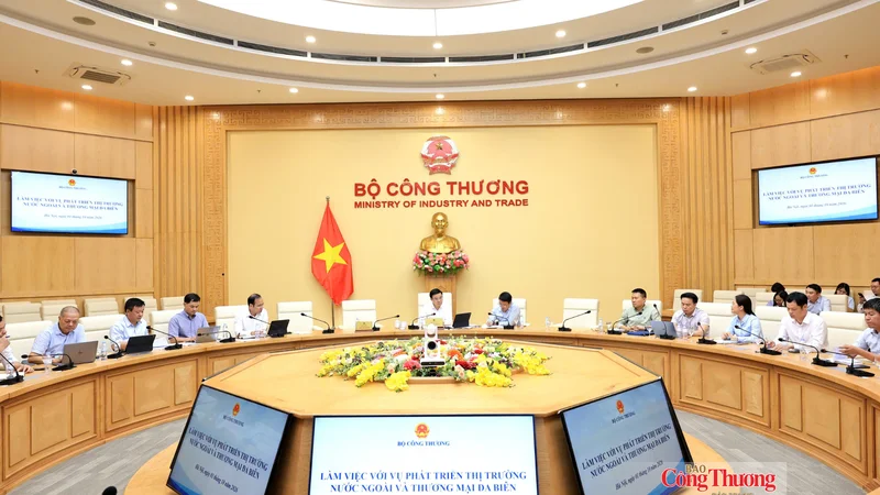 Bộ trưởng Lê Mạnh Hùng làm việc với Vụ Phát triển thị trường nước ngoài và Thương mại đa biên