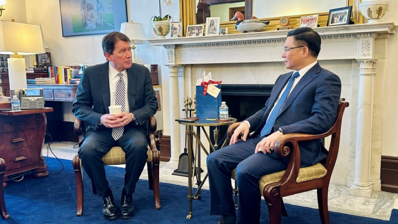 Quyền Bộ trưởng Bộ Công Thương Lê Mạnh Hùng làm việc với Thượng nghị sỹ William Bill Hagerty bên lề Vòng đàm phán thứ 6 Hiệp định Thương mại đối ứng Việt Nam – Hoa Kỳ