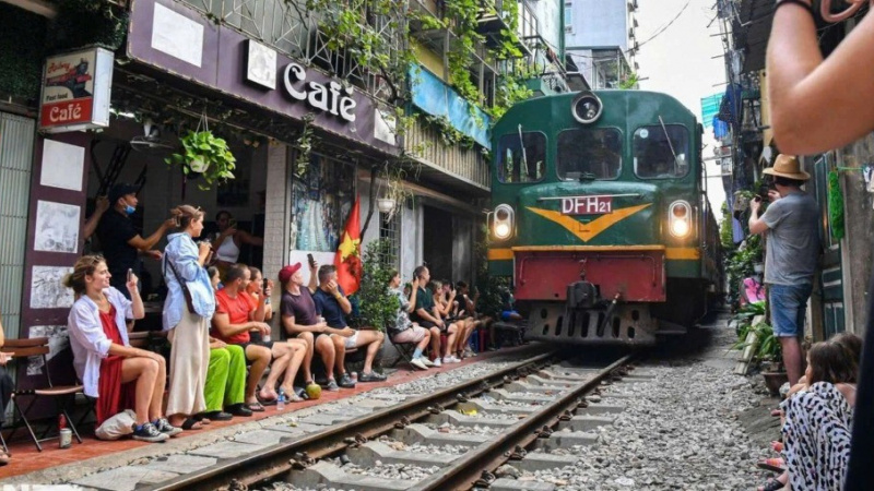 Phố cafe đường tàu Hà Nội sắp…ế khách?
