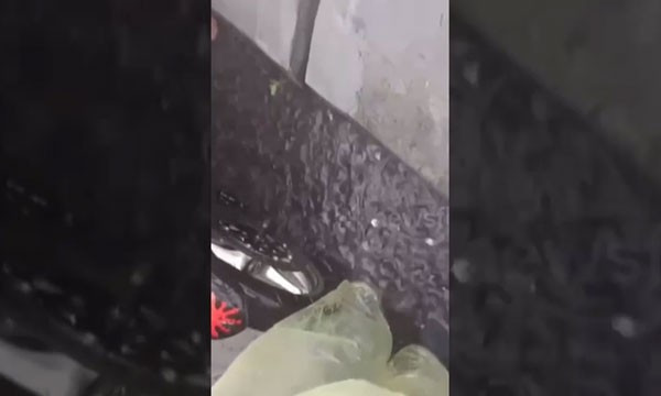 Người dân nép mình bên dải phân cách cứng để tránh cơn mưa đá đột ngột đổ xuống