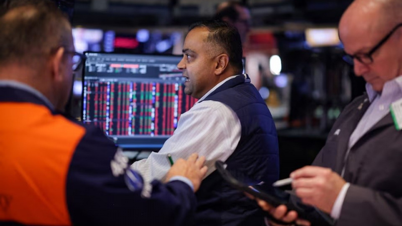 Chứng khoán Mỹ tăng nhẹ, giá dầu tiếp tục leo thang vì căng thẳng Trung Đông