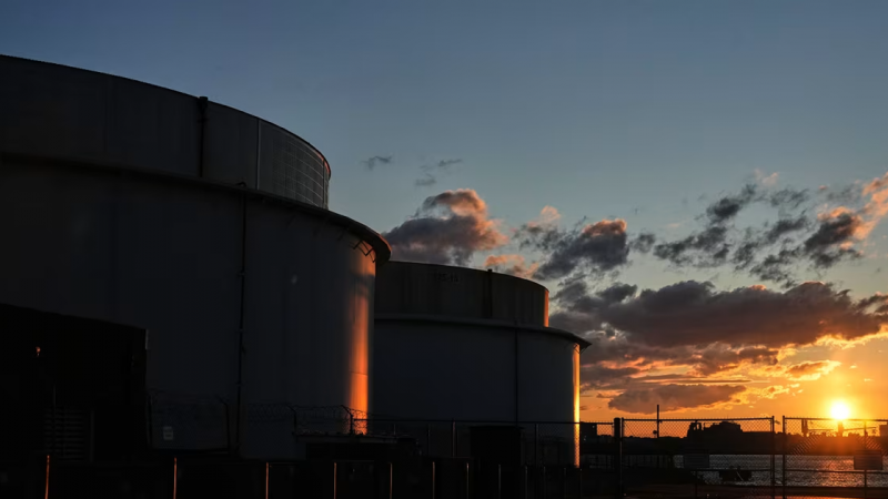 Viễn cảnh giá dầu chạm ngưỡng 200 USD/thùng không còn xa vời