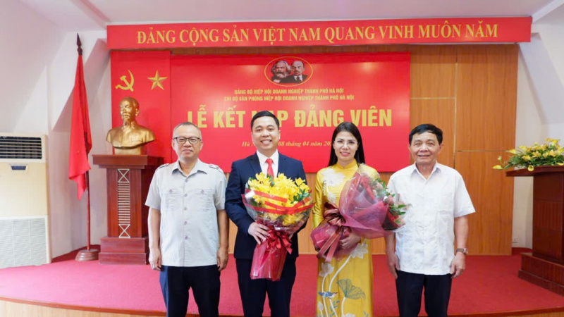 Chi bộ Văn phòng Hiệp hội Doanh nghiệp thành phố Hà Nội kết nạp hai đảng viên mới