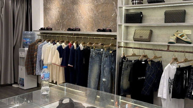 Một cửa hàng kinh doanh "chui" công khai bán sản phẩm thời trang giả mạo nhãn hiệu Burberry, Gucci