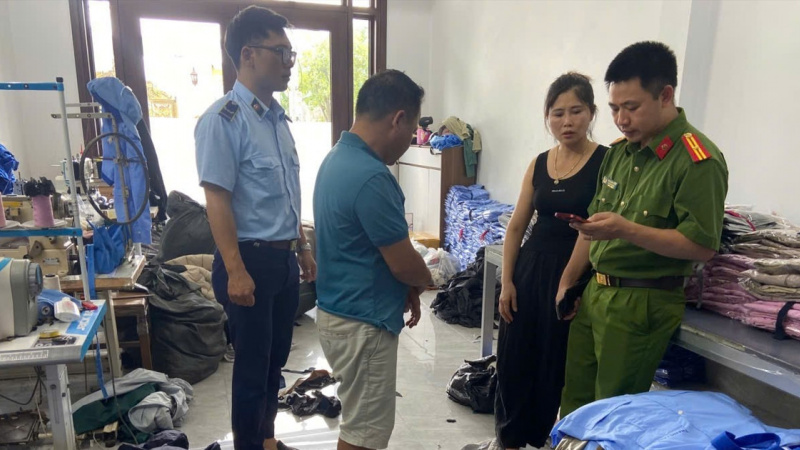 Niêm phong máy móc, sản phẩm của Công ty Dệt may Hương Quỳnh vì nghi sản xuất hàng hoá giả mạo nhãn hiệu