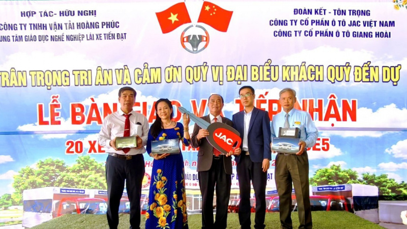 Trung tâm Lái xe Tiến Đạt nhận bàn giao 20 xe tải H360E5 của JAC Việt Nam