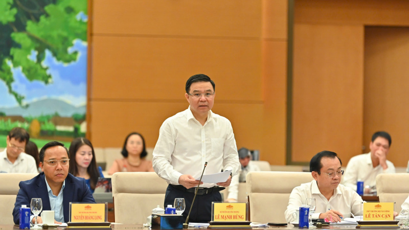 Bộ trưởng Lê Mạnh Hùng báo cáo Ủy ban Thường vụ Quốc hội về dự án Luật Dầu khí (sửa đổi)
