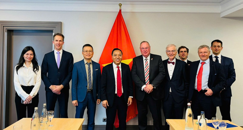 Thứ trưởng Nguyễn Hoàng Long tiếp các doanh nghiệp Đức trong lĩnh vực năng lượng tại Frankfurt, CHLB Đức