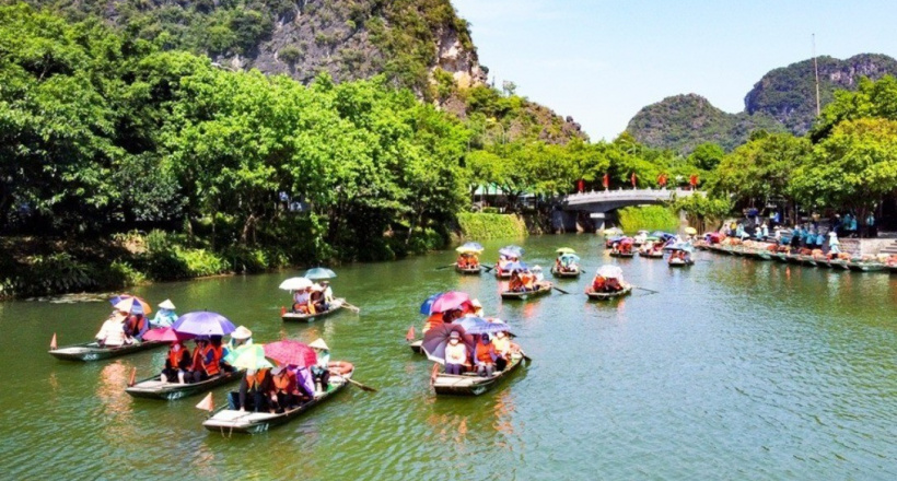 Giá vé máy bay "hạ nhiệt", du lịch nội địa ảm đạm do mưa bão và thói quen