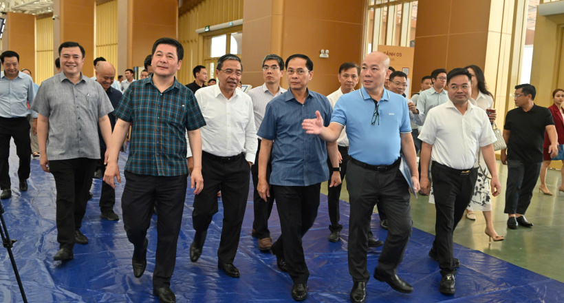 Bộ trưởng Nguyễn Hồng Diên kiểm tra tiến độ thi công Hội chợ Mùa Thu 2025