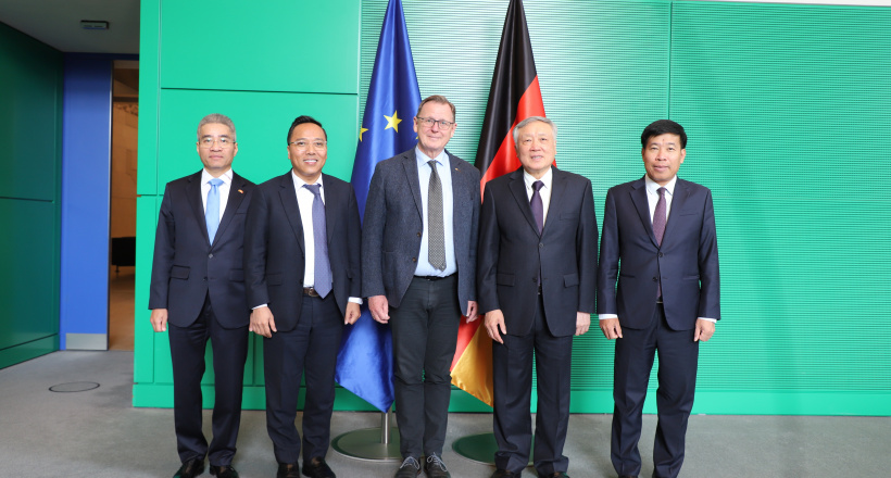 Thứ trưởng Nguyễn Hoàng Long tháp tùng Phó Thủ tướng thường trực Nguyễn Hòa Bình trong các hoạt động thúc đẩy hợp tác công nghiệp, thương mại và năng lượng song phương  giữa Việt Nam và CHLB Đức