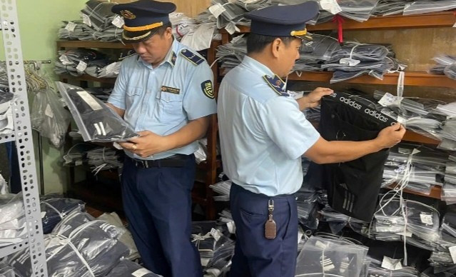 Công khai bán hàng giả mạo nhãn hiệu Adidas trên mạng xã hội Facebook