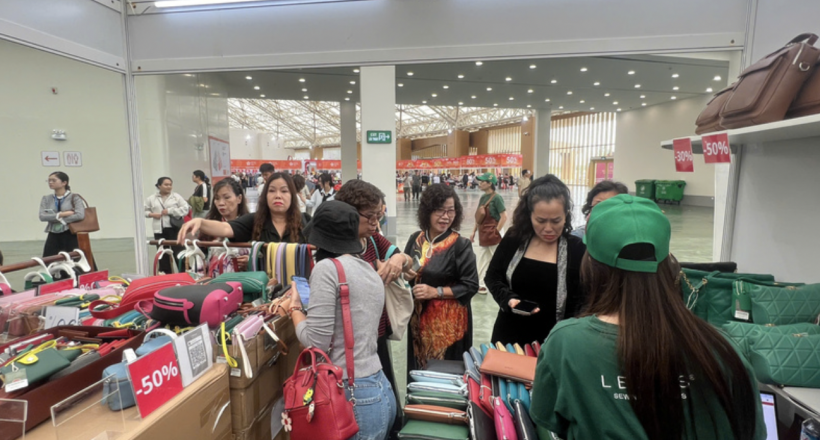 Không khí giao thương sôi động tại Hội chợ Mùa Thu lần thứ nhất - 2025