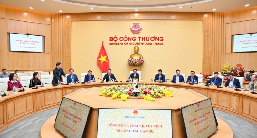 Bộ trưởng Nguyễn Hồng Diên trao các Quyết định về công tác cán bộ