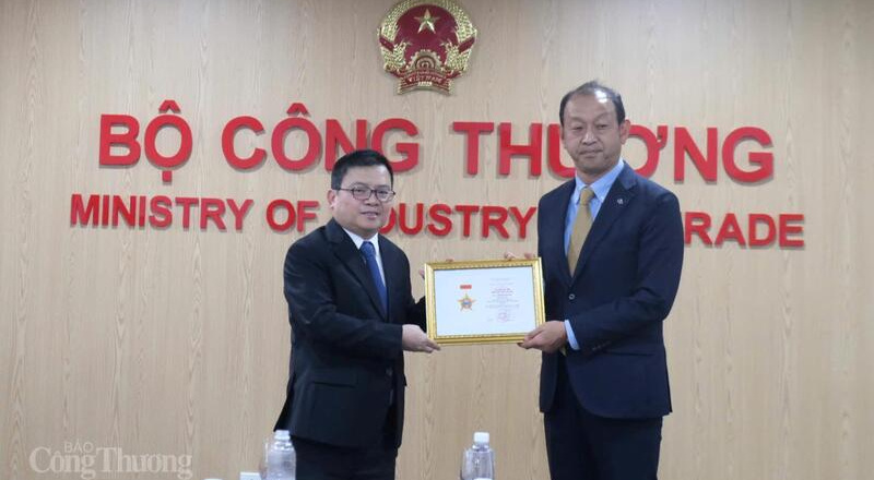 Trao tặng Kỷ niệm chương “Vì sự nghiệp phát triển ngành Công Thương Việt Nam” cho Tổng giám đốc Toyota Việt Nam